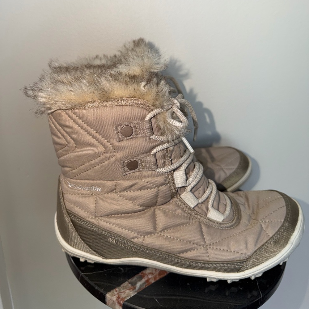 Columbia Tan Quilted Boots with Fur Trim